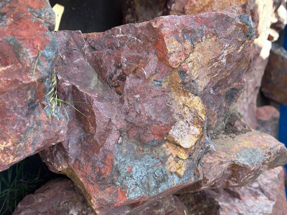 Камни для ландшафтного дизайна красно-фиолетовые 10-60 килограмм купить в Сергиеву Посаду