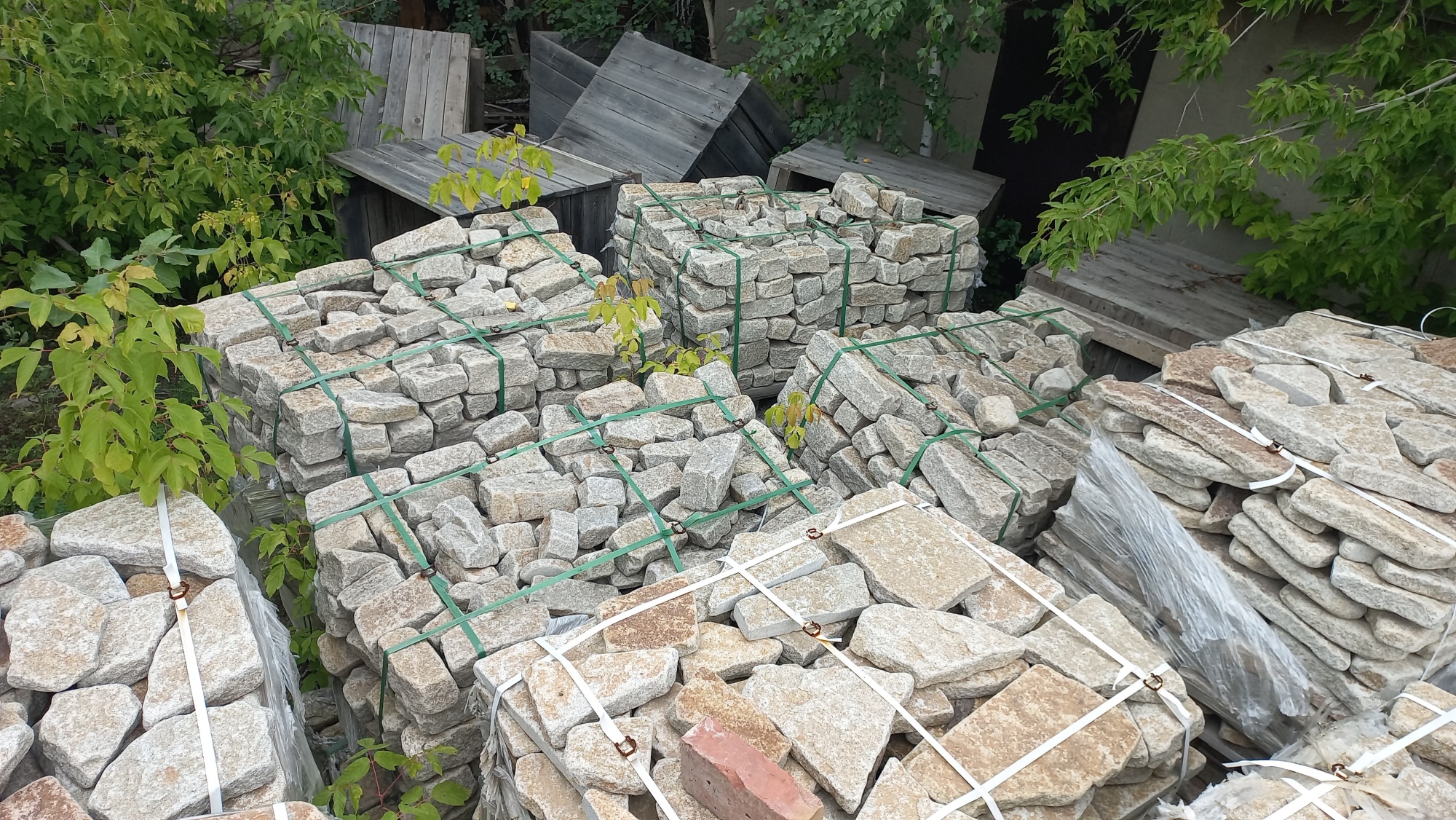 Плитняк галтованный гранитный для ландшафтного дизайна купить в Сергиеву Посаду