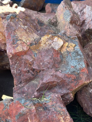 Камни для ландшафтного дизайна красно-фиолетовые 10-60 килограмм купить в Сергиеву Посаду