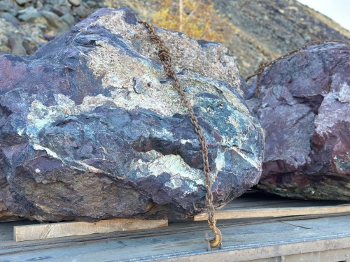 Огромные красно-фиолетовые валуны для ландшафтного дизайна весом более 5 тонн купить в Сергиеву Посаду