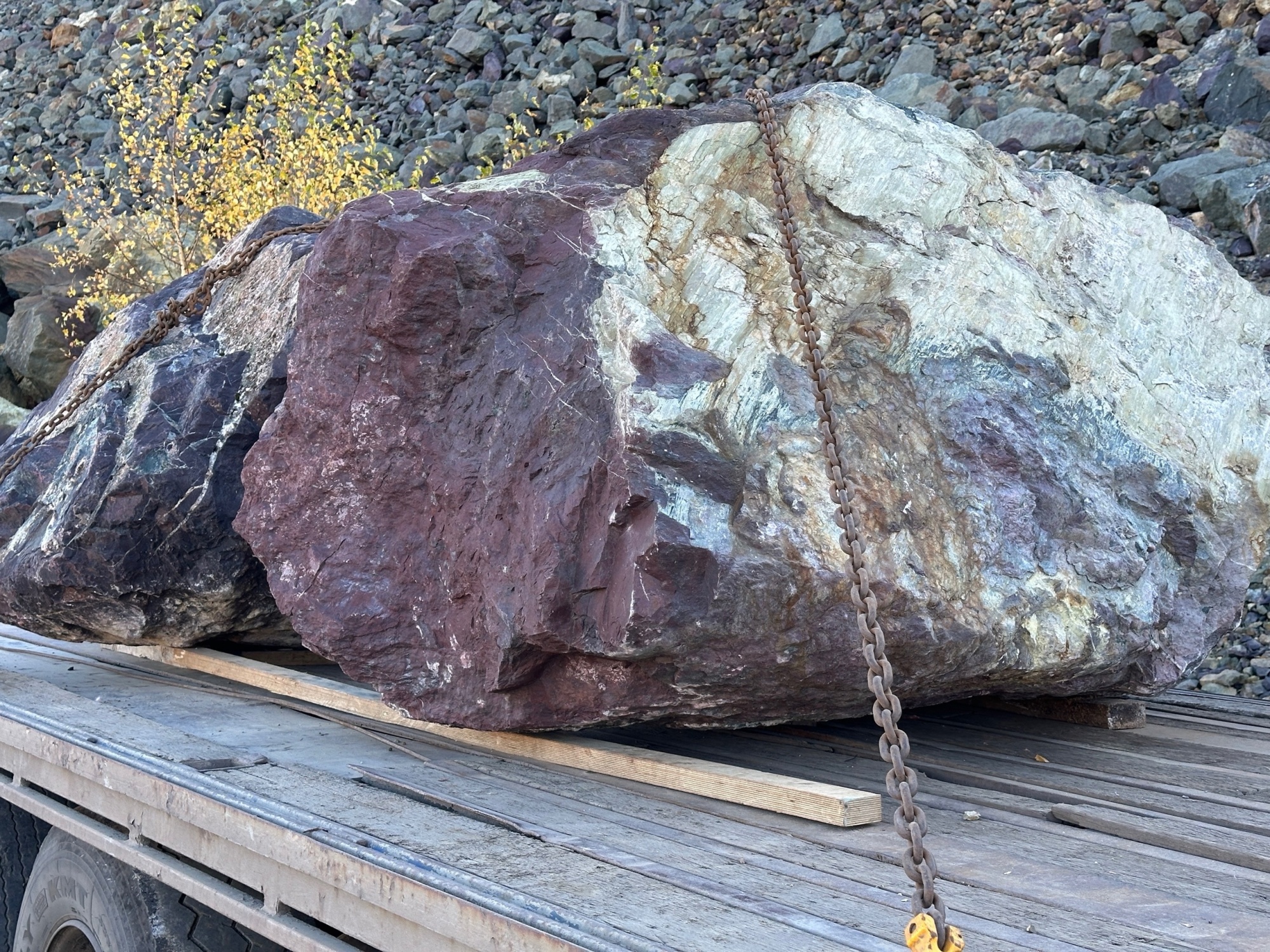 Огромные красно-фиолетовые валуны для ландшафтного дизайна весом более 5 тонн купить в Сергиеву Посаду