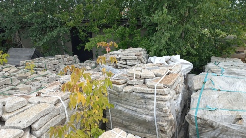 Плитняк галтованный гранитный для ландшафтного дизайна купить в Сергиеву Посаду