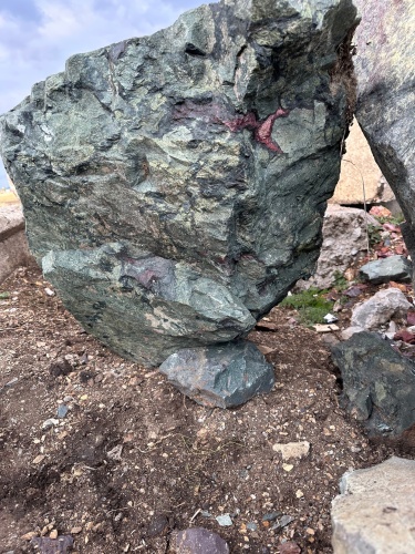 Гигантские зелёные валуны для ландшафтного дизайна весом более 5 тонн купить в Сергиеву Посаду