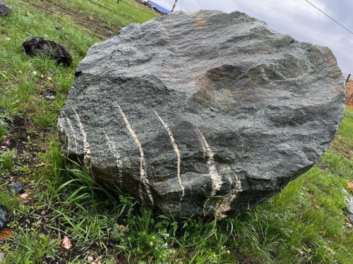 Гигантские зелёные валуны для ландшафтного дизайна весом более 5 тонн купить в Сергиеву Посаду