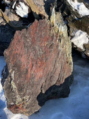 Ландшафтные глыбы красно-фиолетовые 200-1000 килограмм купить в Сергиеву Посаду