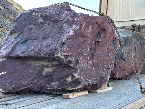 Огромные красно-фиолетовые валуны для ландшафтного дизайна весом более 5 тонн купить в Сергиеву Посаду