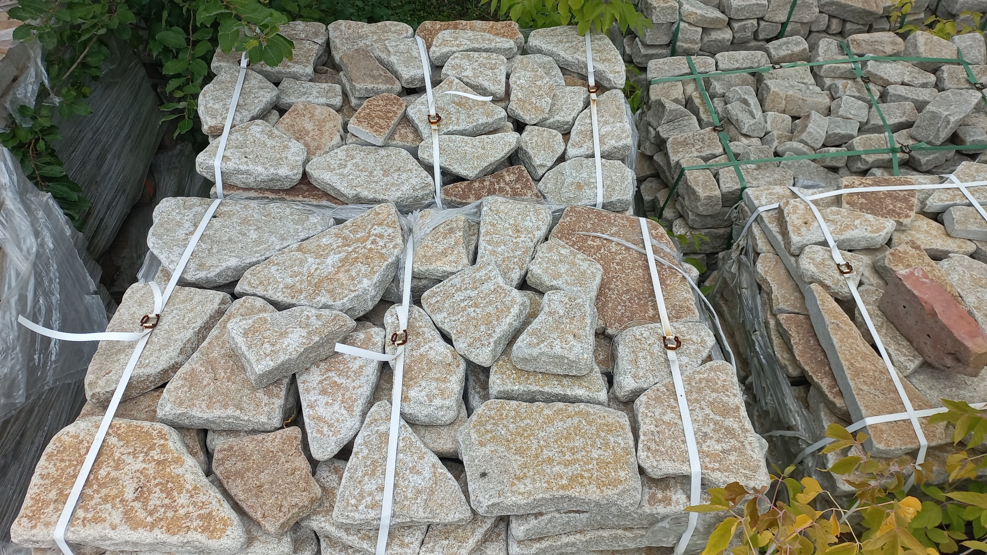 Гранитный плитняк галтованный для мощения купить в Сергиеву Посаду