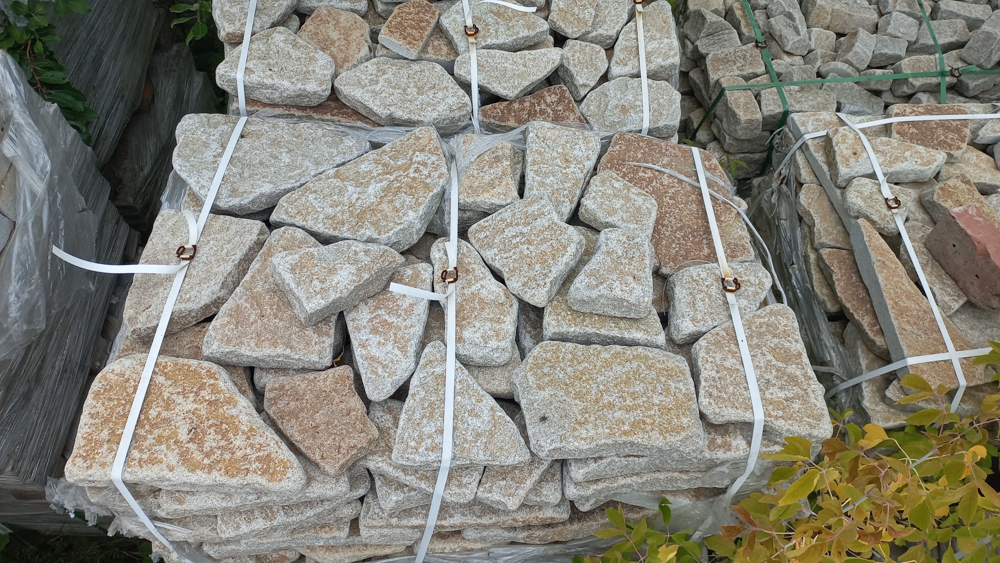 Плитняк галтованный гранитный для ландшафтного дизайна купить в Сергиеву Посаду