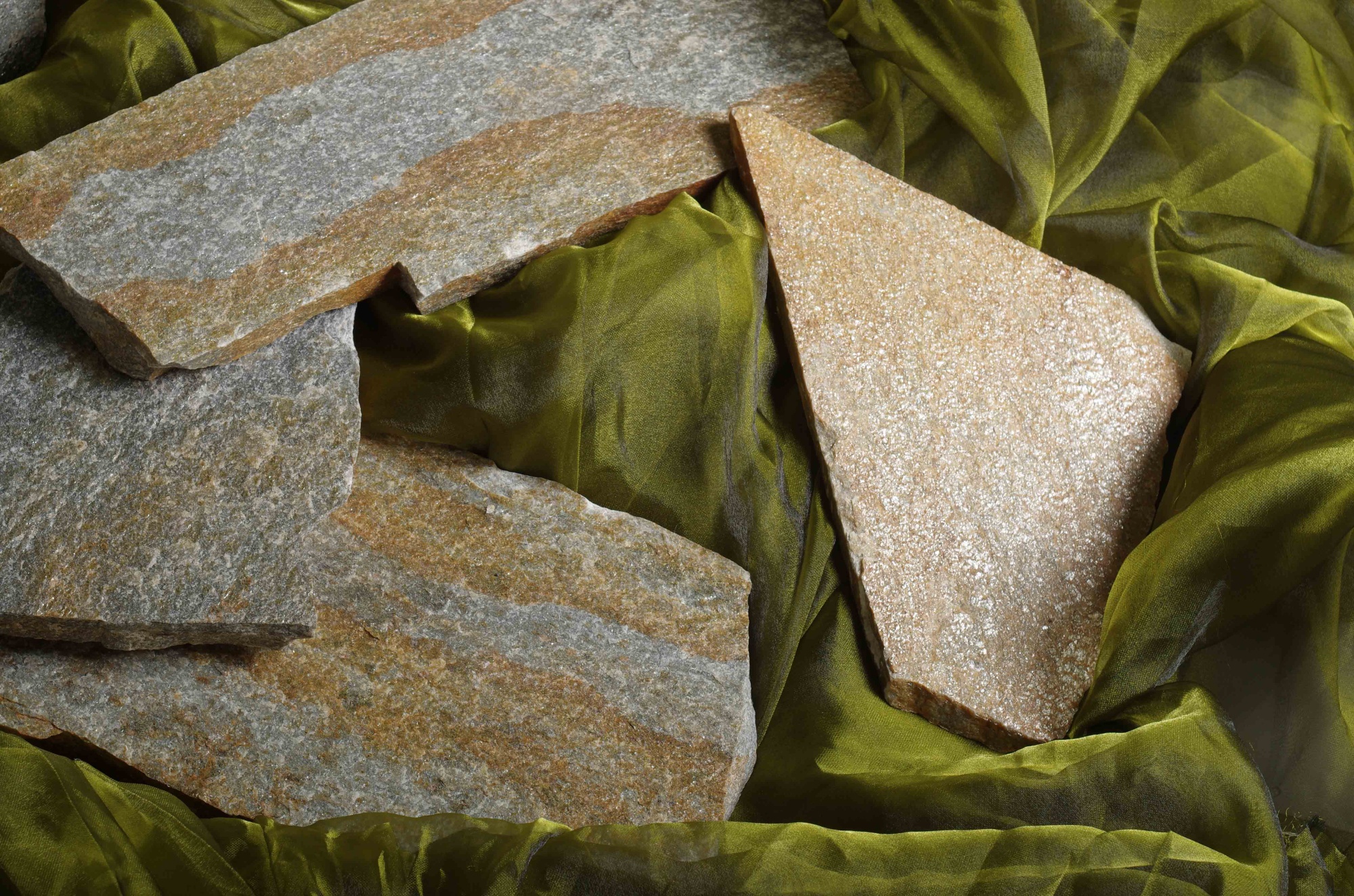 Плитняк златолит Уральский для цоколя, отмостки купить в Сергиеву Посаду